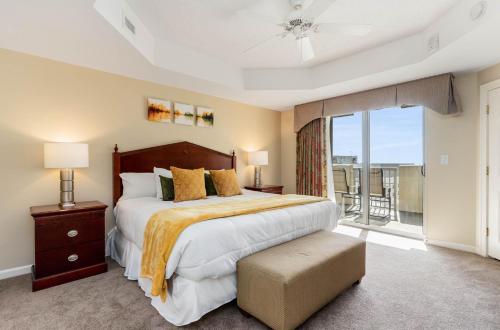 默特尔比奇Ocean View 3 Bedroom Unit #1607 Royale Palms condo的一间带大床的卧室和一个阳台