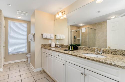 默特尔比奇Ocean View 3 Bedroom Unit #1607 Royale Palms condo的一间带水槽和镜子的浴室