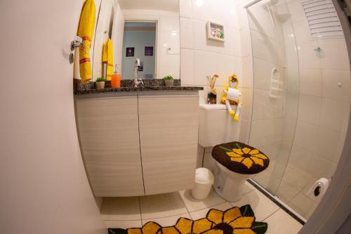 圣卡洛斯Apartamento Mari 1的一间带卫生间和淋浴的小浴室