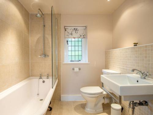 South WillinghamThe Thatch的浴室配有盥洗盆、卫生间和浴缸。