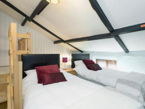 华顿Horseshoe House - Ukc2743的配有白色和红色枕头的客房内的两张床