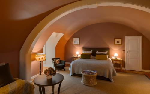 尚博尔Chateau des Grotteaux Près Chambord的一间卧室设有一张床和一个拱门