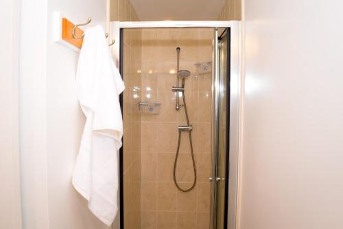 伍尔弗汉普顿Modern 3 Bed House的带淋浴和白色毛巾的浴室