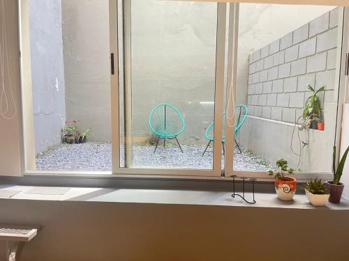 布宜诺斯艾利斯Montañeses 2830 Duplex Flat的窗户外摆放着椅子