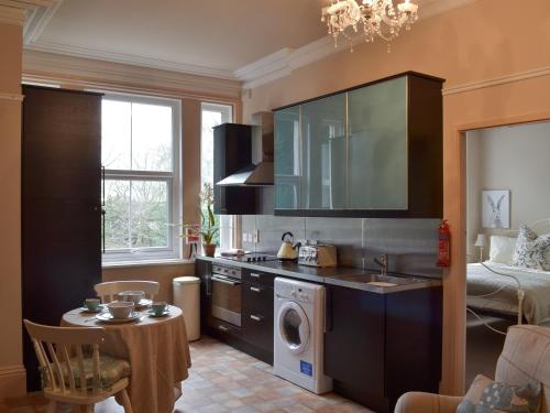 WhittingtonBroomleasowe House的一间厨房,在房间内配有洗衣机和烘干机