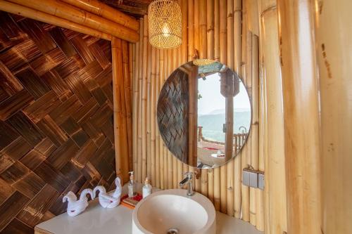 KlungkungDreamy Cliffside Bamboo Villa with Pool and View的一间带水槽和镜子的浴室