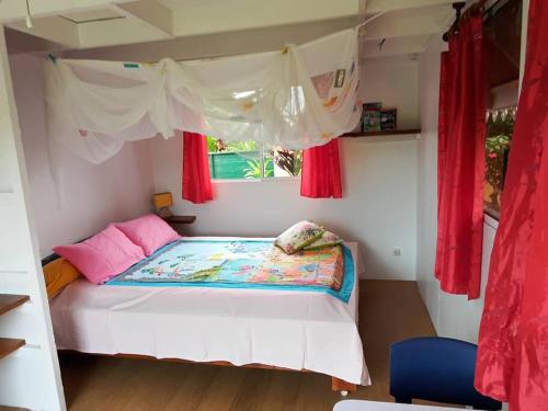 法勒TEREVAA 2的一间小卧室,配有床和窗户