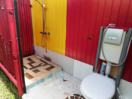 法勒TEREVAA 2的一间带卫生间和彩色墙壁的浴室