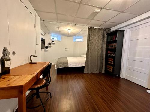 哈利法克斯Hiltz House Cellar Suite Near Halifax Ferry的一间客房配有书桌和一张位于客房内的床。