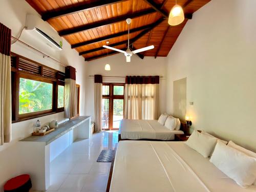 达瓦拉维玛莎拉萨法里之家旅馆的一间卧室设有两张床和天花板