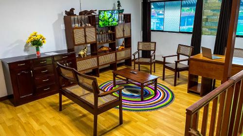 伊基托斯Apartamento El Roble的客厅配有椅子、桌子和电视