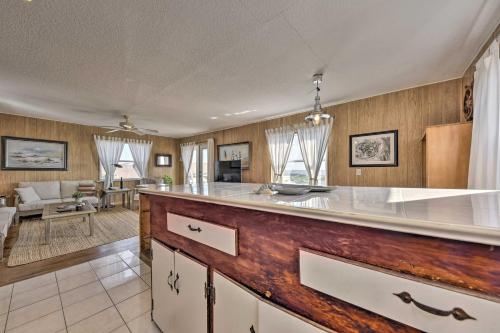 费南迪纳比奇Fernandina Cottage Deck, Direct Beach Access的带柜台的厨房和客厅