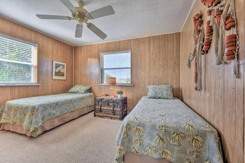 费南迪纳比奇Fernandina Cottage Deck, Direct Beach Access的一间卧室配有两张床和吊扇