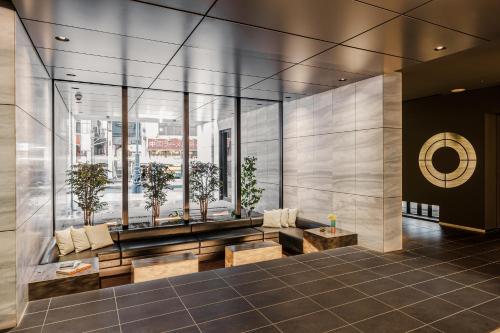 东京OMO3 东京赤坂 by 星野集团(OMO3 Tokyo Akasaka by Hoshino Resorts)的大厅,带长椅和窗户的建筑
