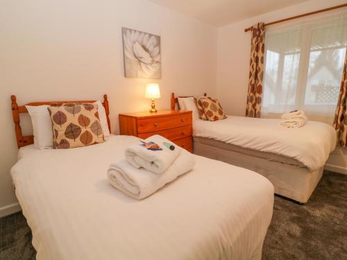 卡林顿Brookside的一间卧室配有两张带毛巾的床