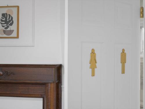 匹兹堡Bloomfield/Shadyside @E Stylish and Modern Private Bedroom with Shared Bathroom的门上有一扇男人和女人的门