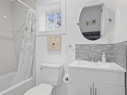 匹兹堡Bloomfield/Shadyside @E Stylish and Modern Private Bedroom with Shared Bathroom的一间带卫生间、水槽和镜子的浴室