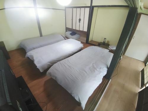 Kitsuki横城ゲストハウス的卧室享有高空美景,配有两张床