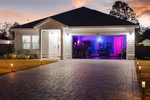 巴拿马城海滩Emerald-Gem-Inn • Laguna Haven/Beach Home!的院子里白色的房子,有紫色的灯