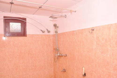Gandara EastHimashi Sea View Homestay的带淋浴的浴室和窗户