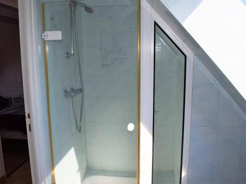 劳恩尼克Maison Louannec, 5 pièces, 8 personnes - FR-1-368-65的浴室里设有玻璃门淋浴