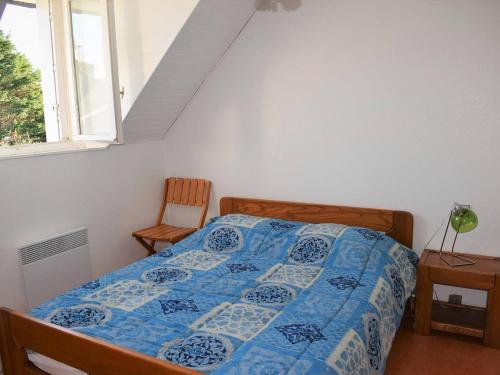 佩罗斯-吉雷克Appartement Perros-Guirec, 4 pièces, 5 personnes - FR-1-368-138的一间卧室配有一张带蓝色和白色被子的床