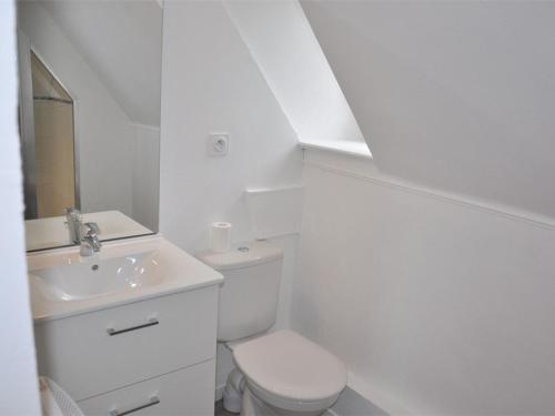 佩罗斯-吉雷克Appartement Perros-Guirec, 2 pièces, 2 personnes - FR-1-368-162的白色的浴室设有卫生间和水槽。
