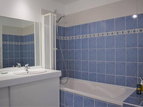 佩罗斯-吉雷克Appartement Perros-Guirec, 3 pièces, 5 personnes - FR-1-368-166的蓝色瓷砖浴室设有水槽和浴缸
