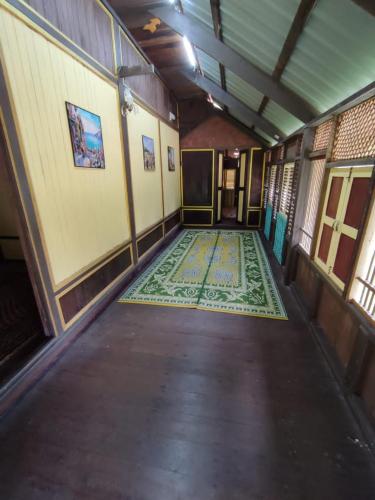 Kampong Ulu KalongPort Mancing Fishing Village的建筑地板上铺着地毯的空走廊
