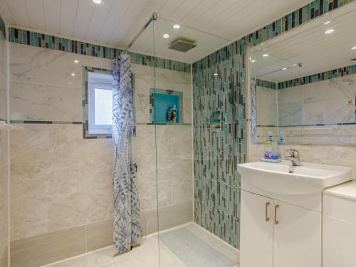 拉姆斯盖特Relax In Ramsgate的带淋浴和盥洗盆的浴室