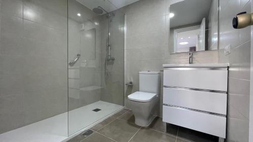 贝纳尔马德纳benal beach 81的一间带卫生间和玻璃淋浴间的浴室