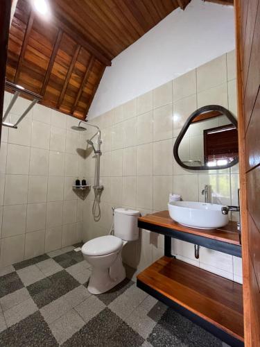batumadegdbelish village & resto的一间带卫生间和水槽的浴室
