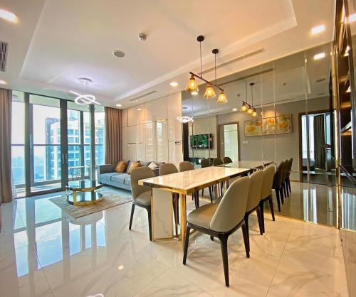 胡志明市Landmark 81 Vinhomes Central Park Luxury Apartment的一间带桌椅和沙发的用餐室