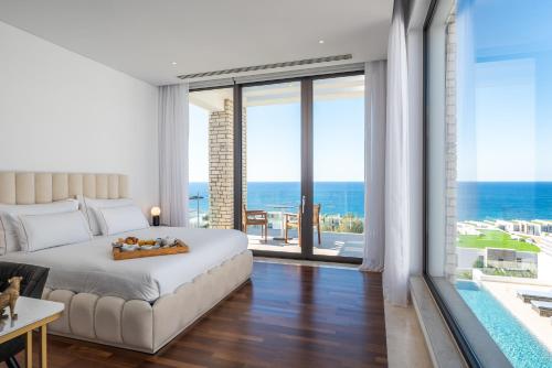 佩亚Cap St Georges Villas的一间卧室配有一张床,享有海景
