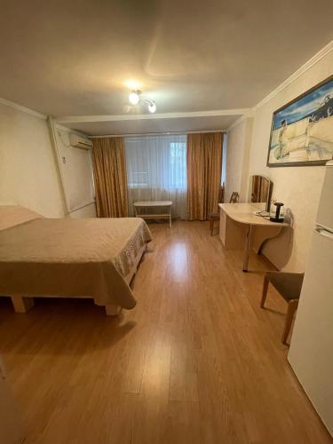 基希讷乌扎雷亚酒店的配有一张床和一张书桌的酒店客房