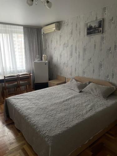 基希讷乌扎雷亚酒店的一间卧室,卧室内配有一张大床