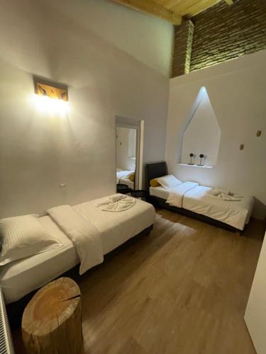 雅典当代雅典度假屋的一间卧室配有两张床和镜子