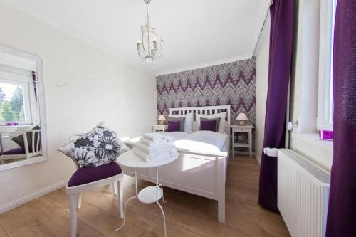 温特贝格Ferienhaus Margret的卧室配有白色的床、书桌和椅子