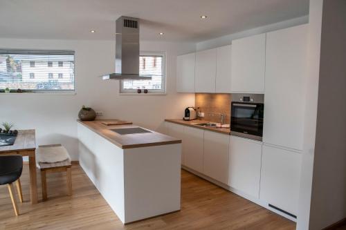 塞尔赖因山谷格里斯Veranda Appartement No.1的厨房配有白色橱柜和台面