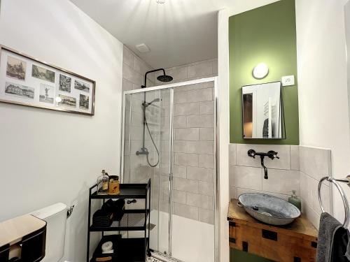 日安Studio LA RECYCLERIE - Maison 1911 - confort & prestige的一间带水槽和玻璃淋浴的浴室