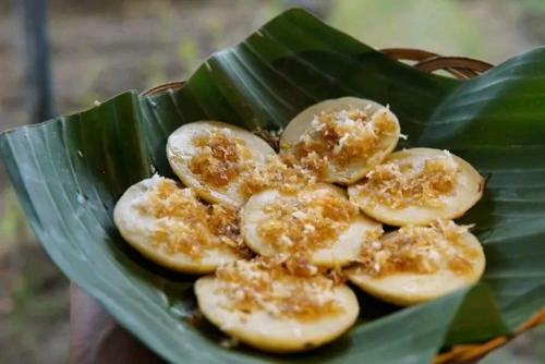 BanjarangkanBalicamper的香蕉叶上装有香蕉的绿色碗