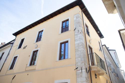 拉奎拉Dimora del Sole - Intero Appartamento的一面有窗户的建筑