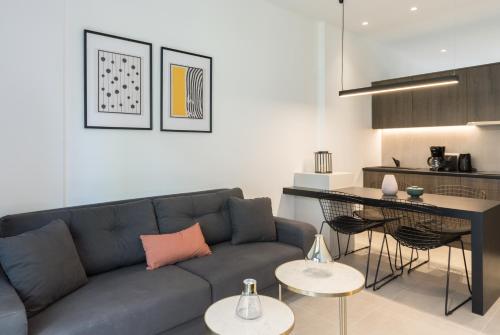 雅典Voda Luxury Residence #202的带沙发的客厅和厨房