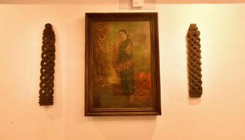 蓬蒂切里Dj Villa的墙上一幅画,画着一个人,画着两面镜子