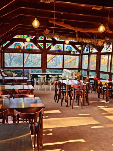 罗什平纳וילה תהילה המחודש - The new Villa Tehila的餐厅设有桌椅和彩色玻璃窗。