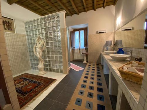 维泰博Antico Casale Edifizio的带淋浴、盥洗盆和浴缸的浴室