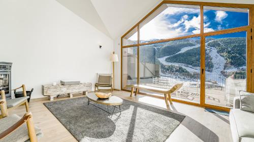 埃尔塔特KOKONO Luxury Ski Chalet Andorra, El Tarter的客厅设有美景大窗户
