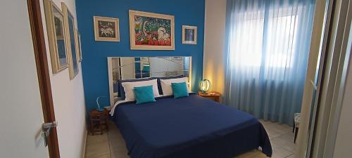 塔兰托Amanda's的蓝色卧室,配有蓝色床单