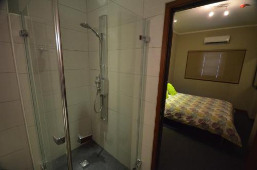 威廉斯塔德西班牙水海滩度假村的带淋浴的浴室和一张床。