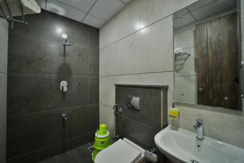 迈索尔The Mysore Grand的一间带水槽、卫生间和镜子的浴室